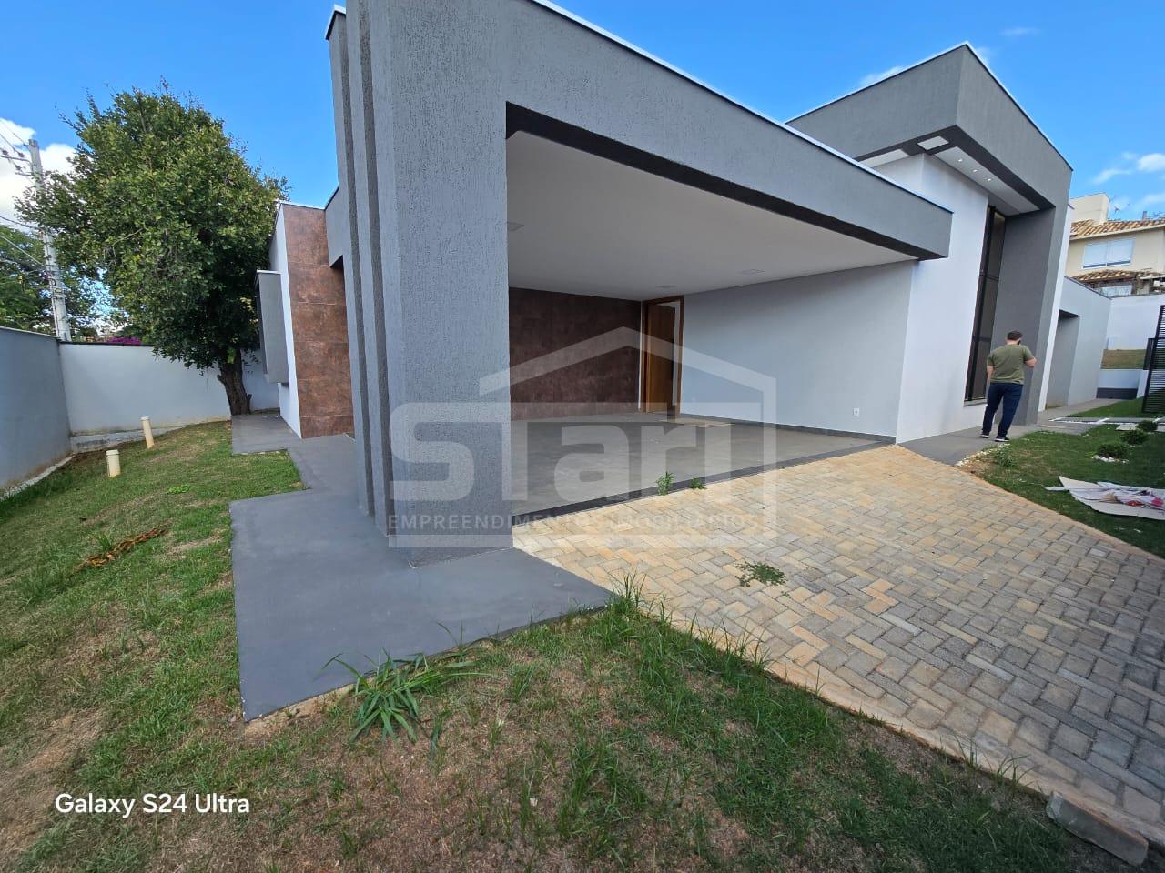 Casa Impecável para Locação no Jardim Ipê,4 Quartos, Pé Direito Duplo e Piscina 