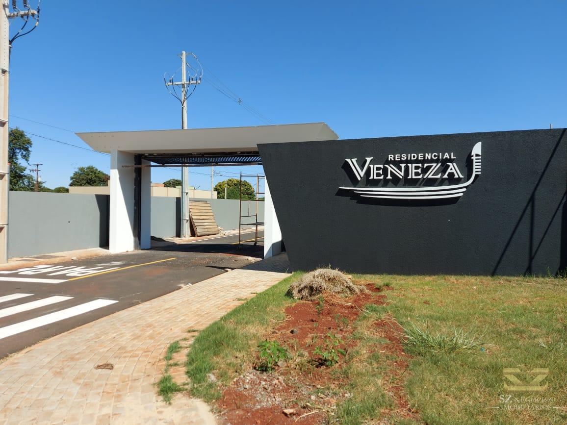 CASA LOCALIZADA NO  RESIDENCIAL VENEZA - JARDIM COPACABANA, FO...