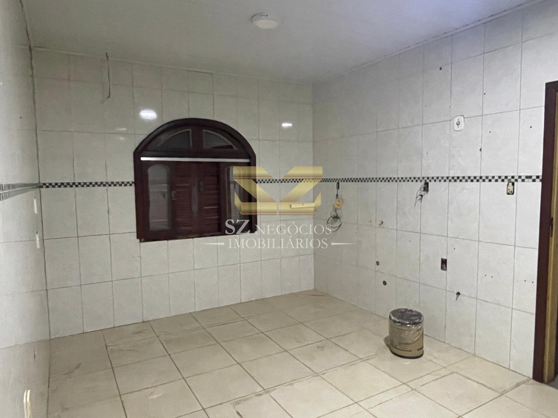 CASA COM 4 DORMITÓRIOS SENDO 1 SUÍTE À VENDA, CENTRO, FOZ DO IGUAÇU - PR