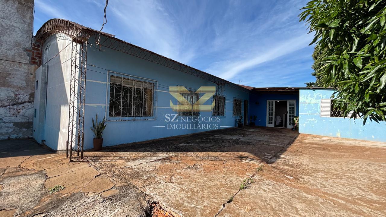 CASA DE ESQUINA À VENDA NO BAIRRO VILA C NOVA - FOZ DO IGUAÇU - PR