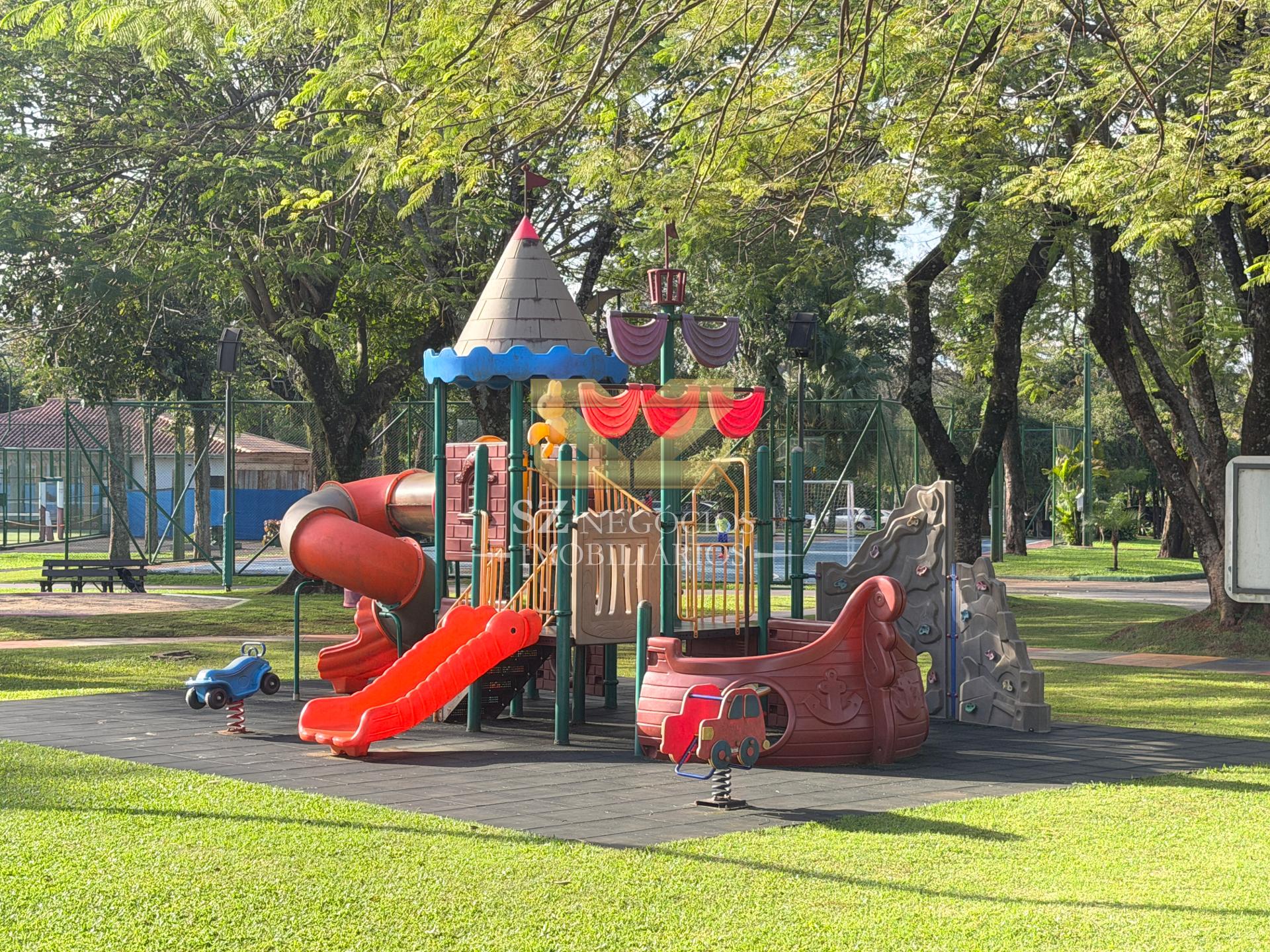SOBRADO À VENDA COM 5 SUÍTES COM CLOSET, COUNTRY CLUB - PARAGUAI