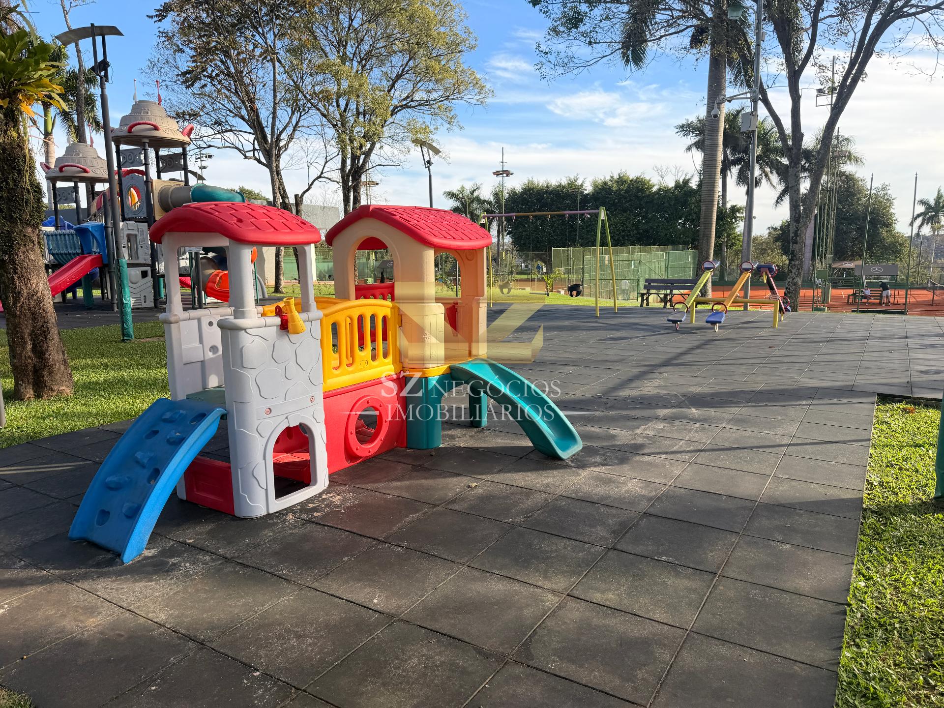 SOBRADO À VENDA COM 5 SUÍTES COM CLOSET, COUNTRY CLUB - PARAGUAI