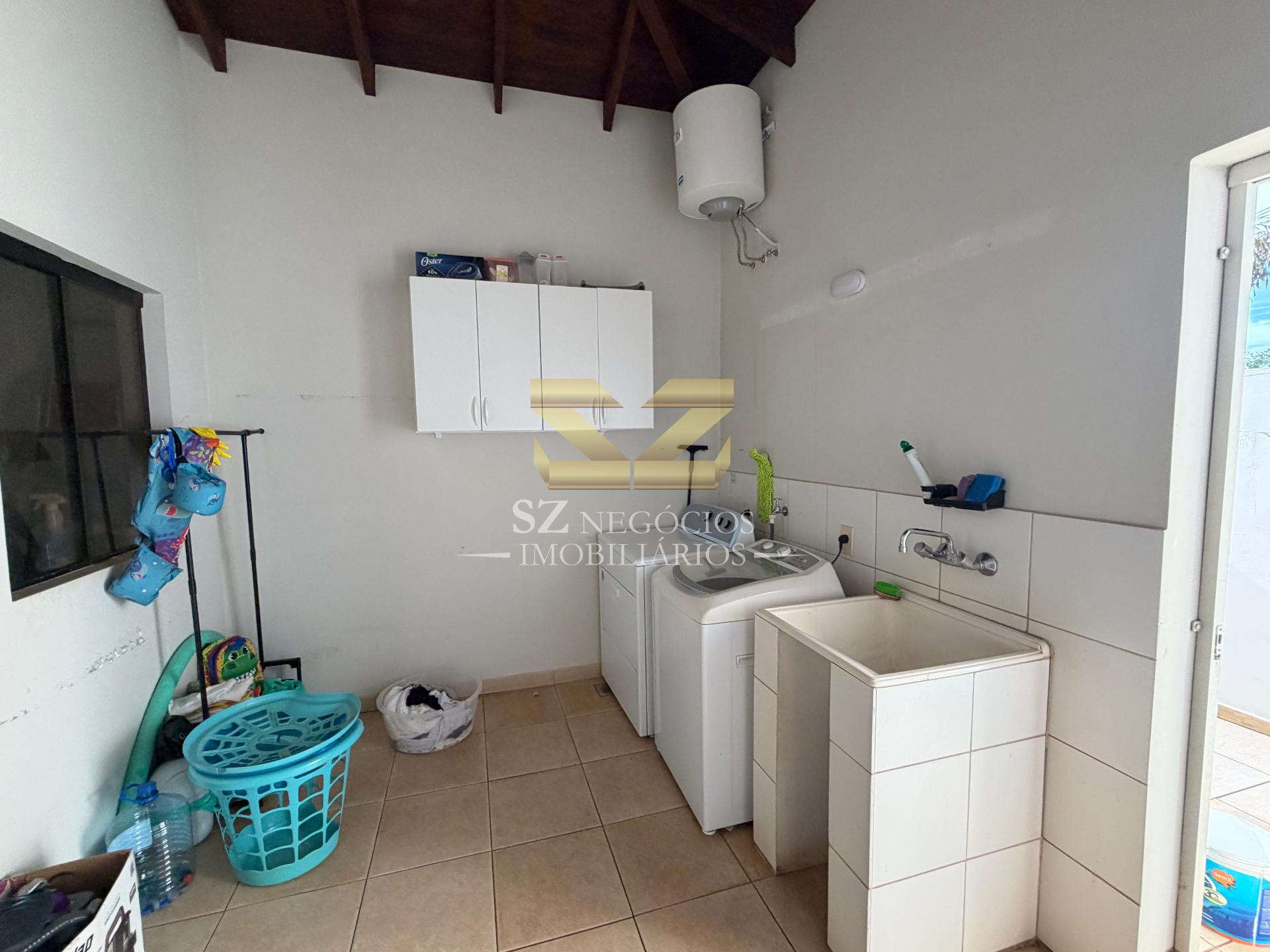 SOBRADO À VENDA COM 5 DORMITÓRIOS SENDO 4 SUÍTES, COUNTRY CLUB - PARAGUAI