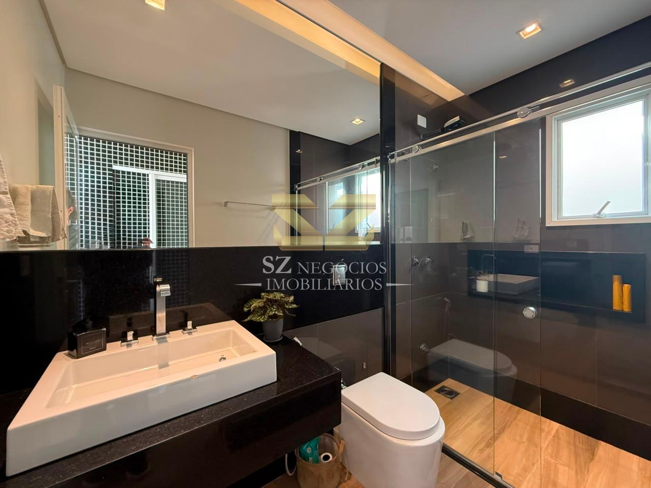 SOBRADO  ALTO PADRÃO COM PISCINA E MOBILIADO À VENDA, COM 3 SUÍTES, ECO BELLA VISTA