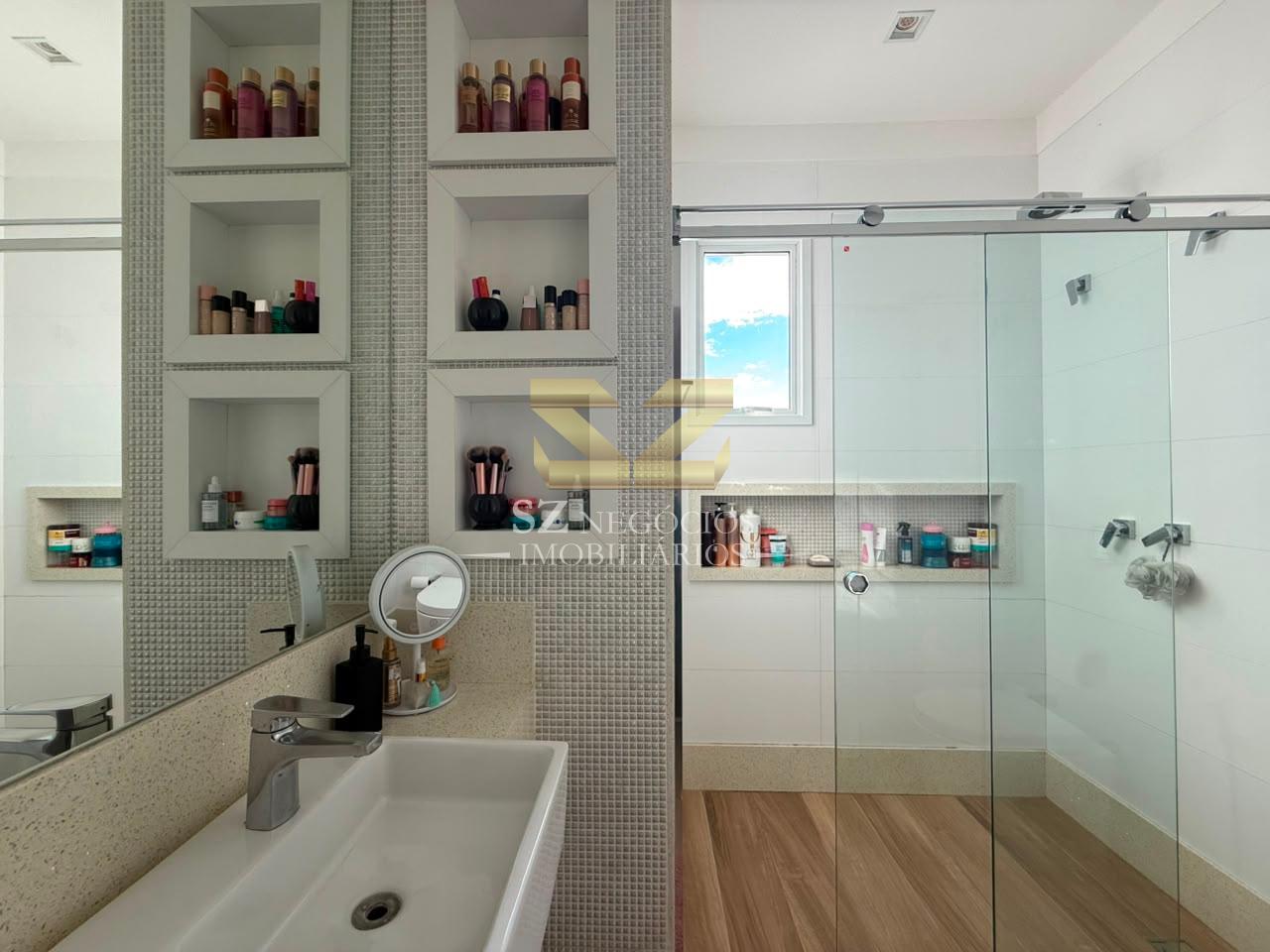 SOBRADO  ALTO PADRÃO COM PISCINA E MOBILIADO À VENDA, COM 3 SUÍTES, ECO BELLA VISTA