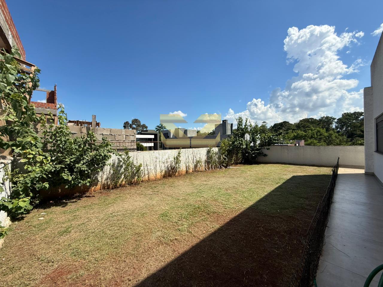 CASA PARA LOCAÇÃO COND. DOM LAURINDO. COM 03 QUARTOS, SENDO 2 SUÍTES MOBILIADAS.