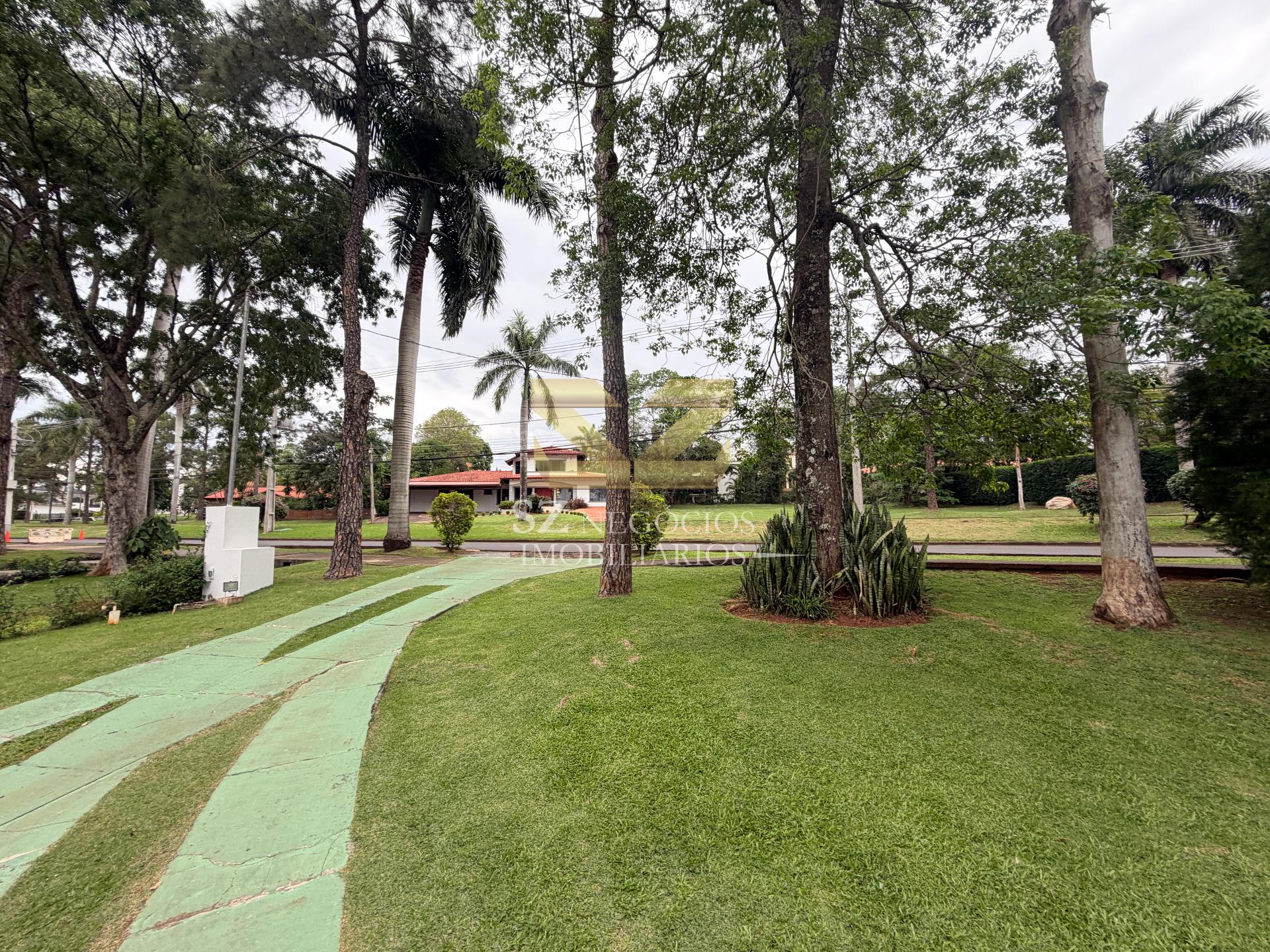 SOBRADO À VENDA COM 4 SUÍTES E 1 QUARTO - COND. PARANÁ COUNTRY CLUB PARAGUAI