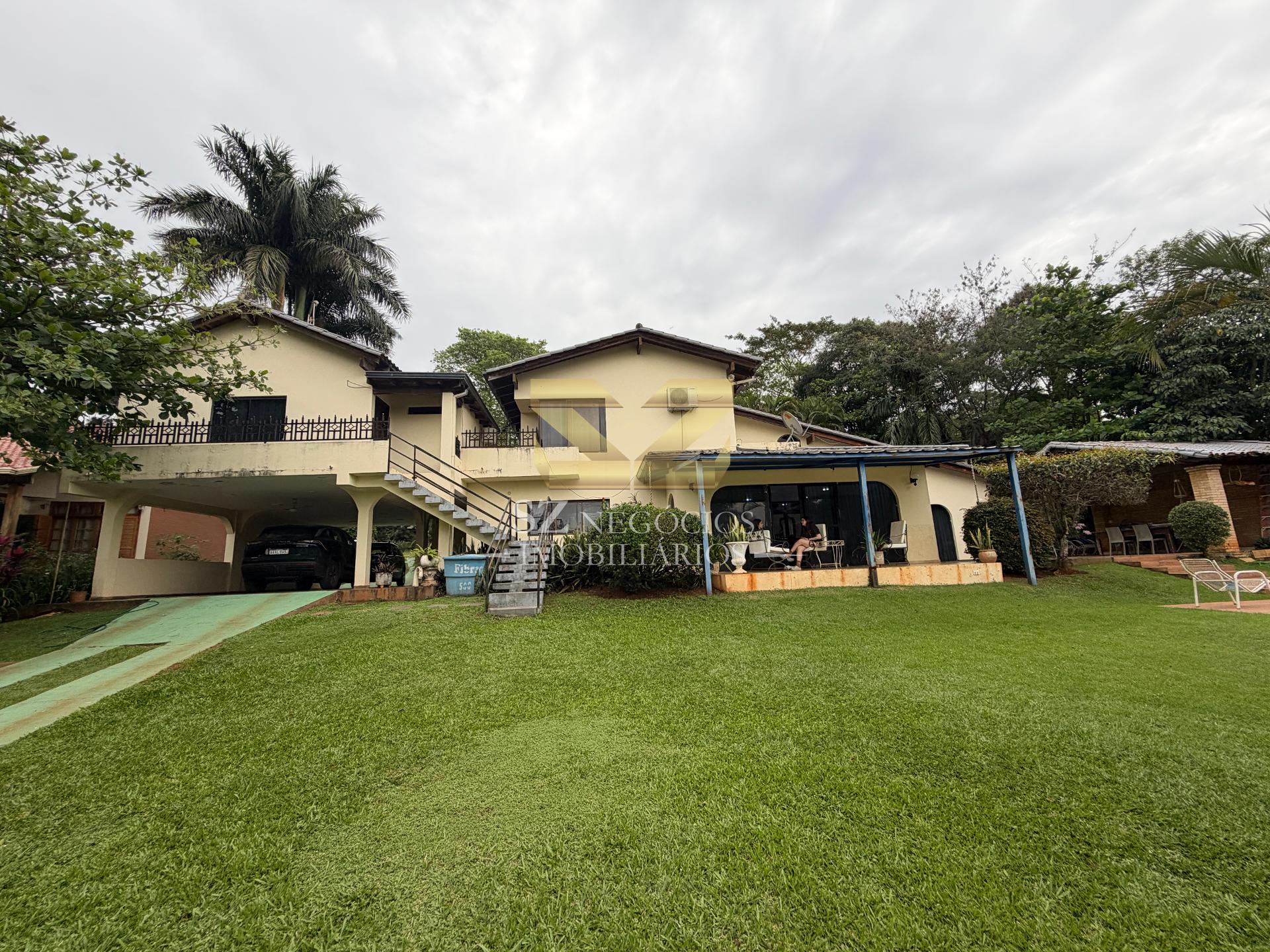 SOBRADO À VENDA COM 4 SUÍTES E 1 QUARTO - COND. PARANÁ COUNTRY CLUB PARAGUAI