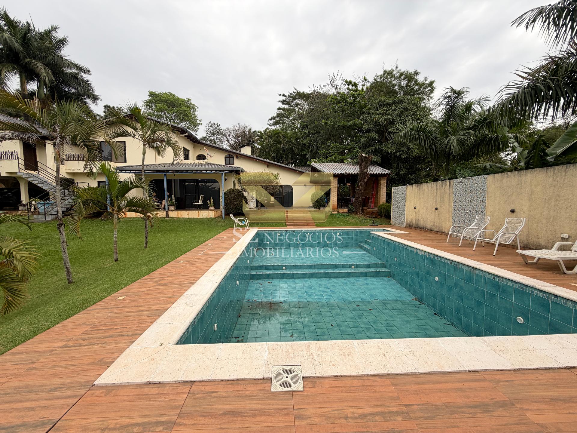 SOBRADO À VENDA COM 4 SUÍTES E 1 QUARTO - COND. PARANÁ COUNTRY CLUB PARAGUAI