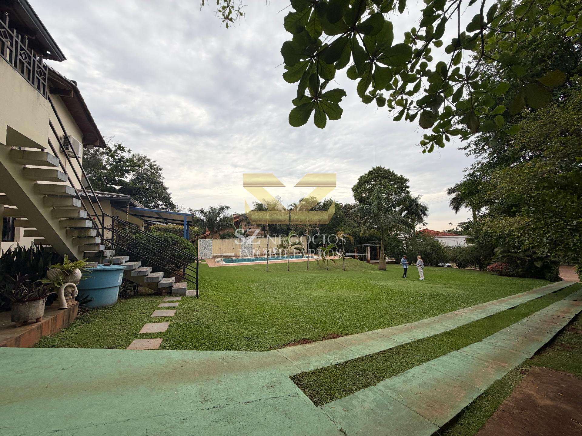 SOBRADO À VENDA COM 4 SUÍTES E 1 QUARTO - COND. PARANÁ COUNTRY CLUB PARAGUAI
