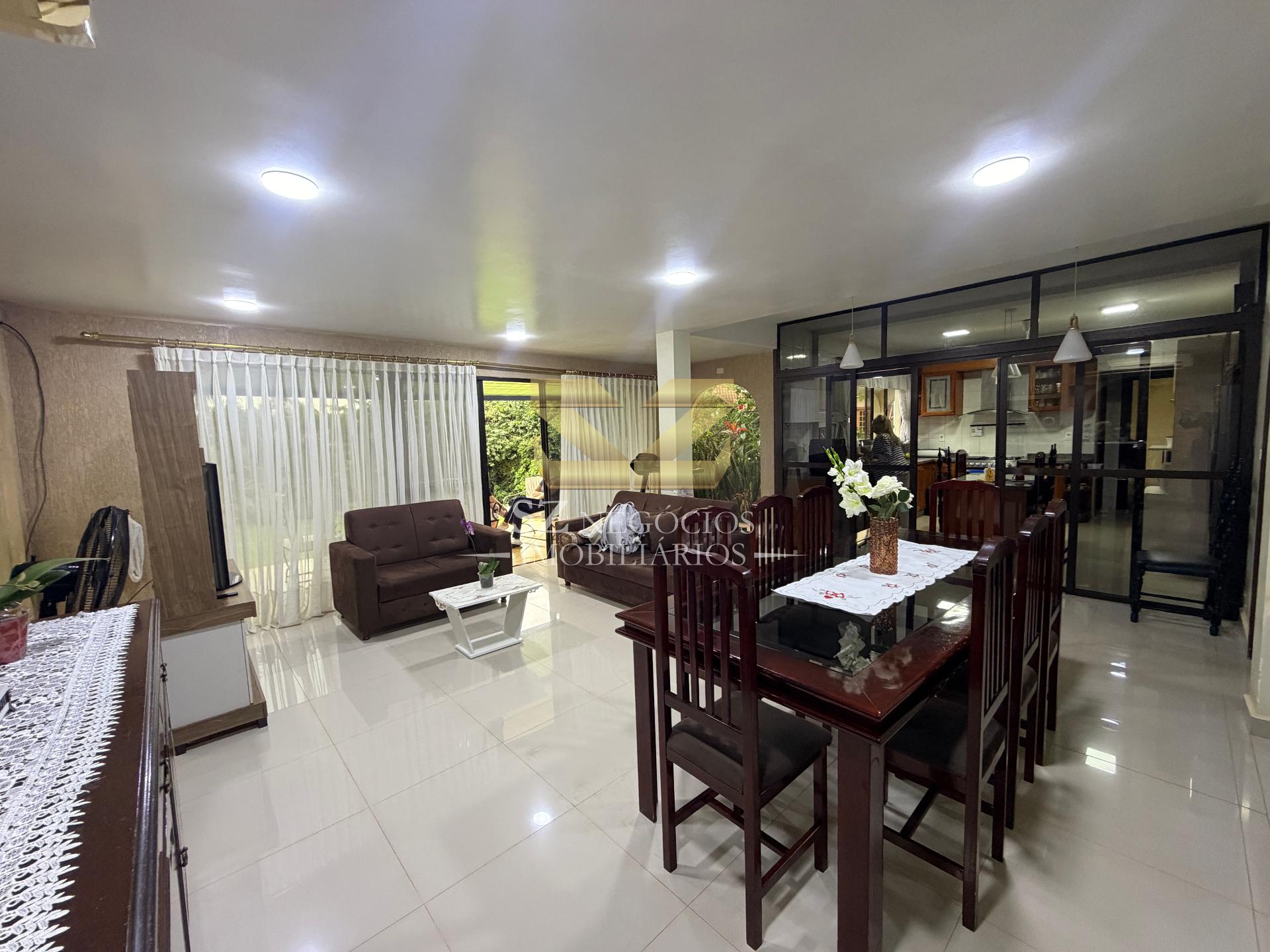 SOBRADO À VENDA COM 4 SUÍTES E 1 QUARTO - COND. PARANÁ COUNTRY CLUB PARAGUAI