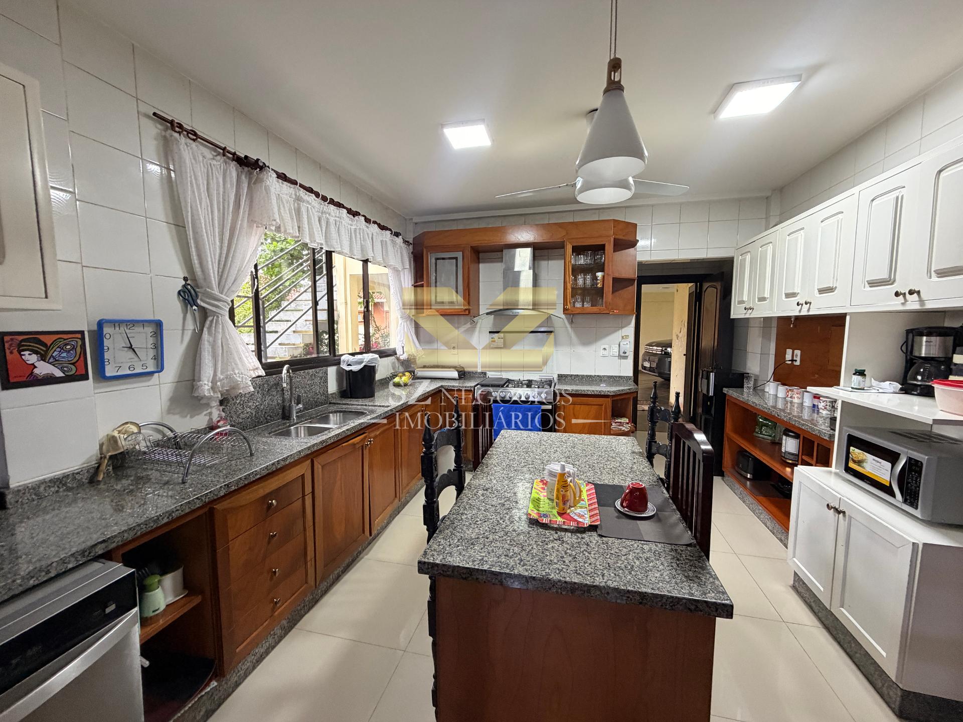 SOBRADO À VENDA COM 4 SUÍTES E 1 QUARTO - COND. PARANÁ COUNTRY CLUB PARAGUAI