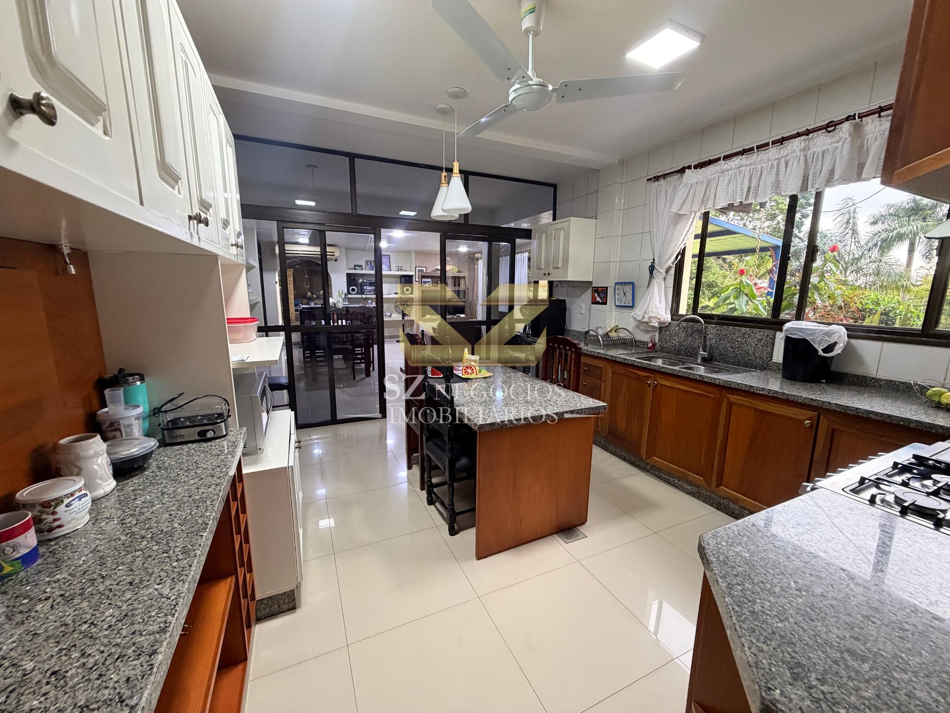 SOBRADO À VENDA COM 4 SUÍTES E 1 QUARTO - COND. PARANÁ COUNTRY CLUB PARAGUAI