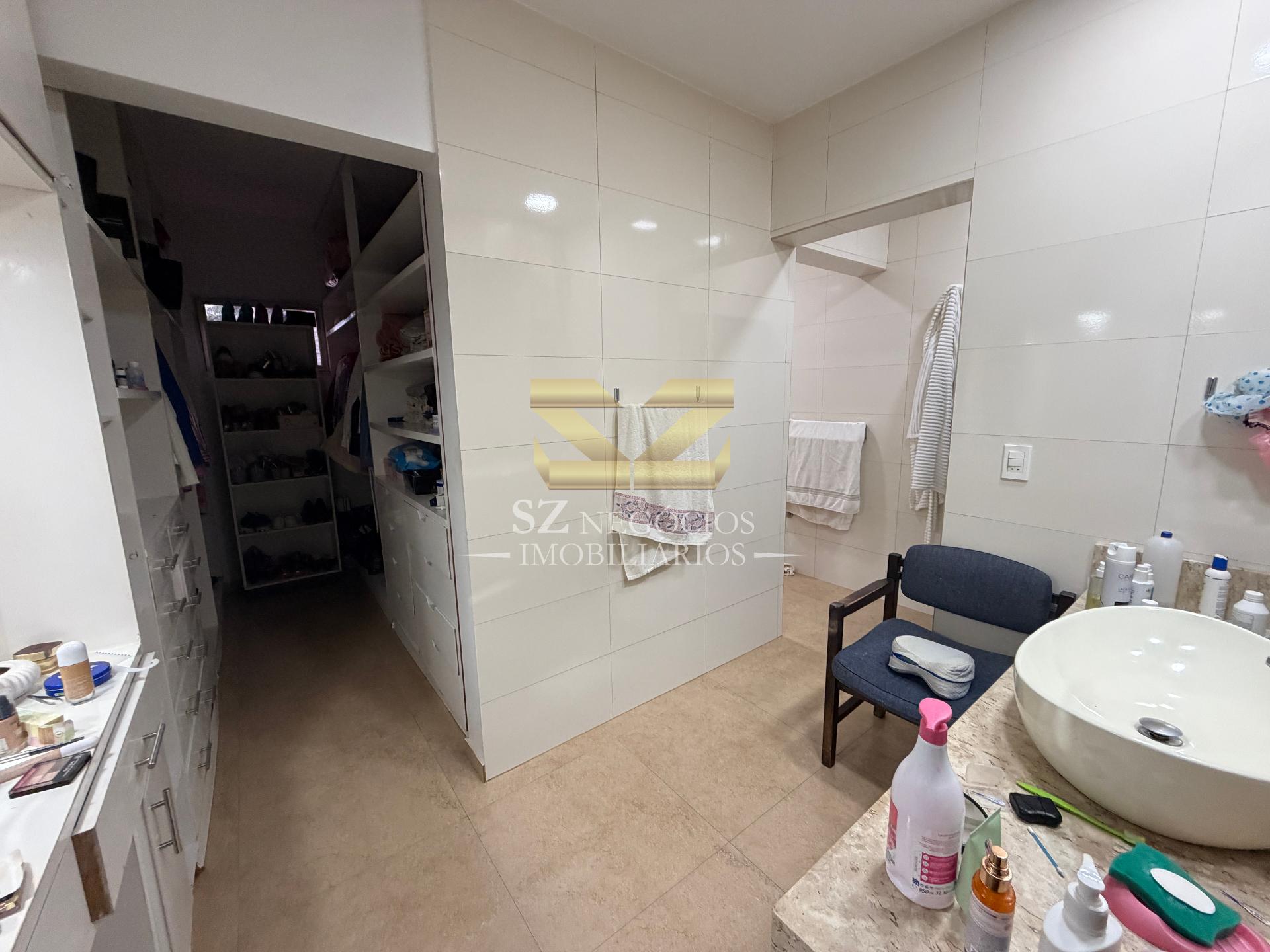 SOBRADO À VENDA COM 4 SUÍTES E 1 QUARTO - COND. PARANÁ COUNTRY CLUB PARAGUAI