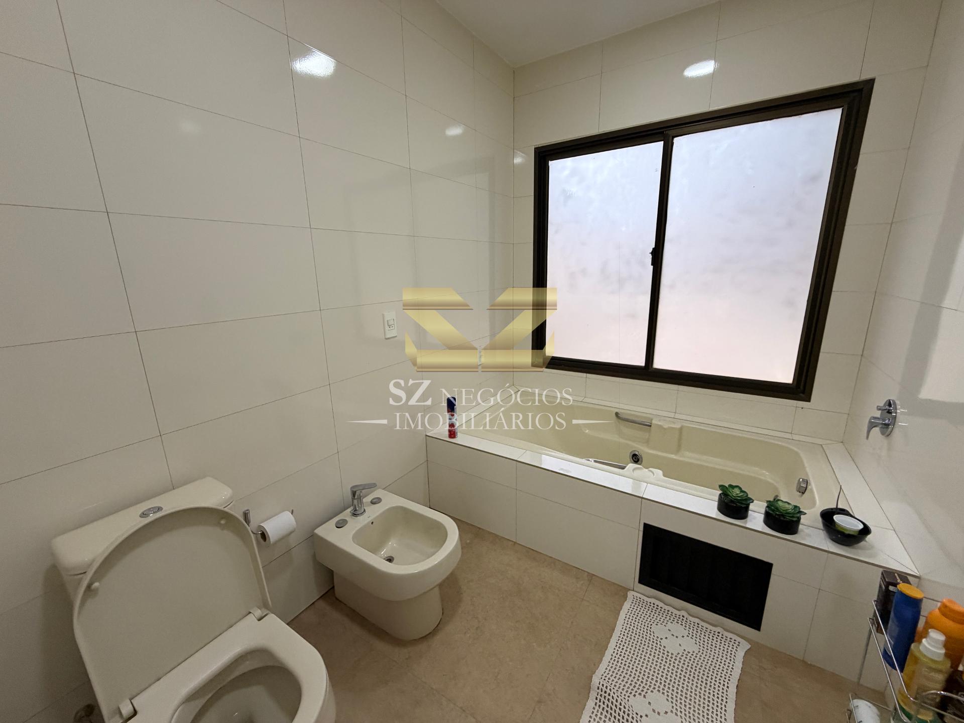 SOBRADO À VENDA COM 4 SUÍTES E 1 QUARTO - COND. PARANÁ COUNTRY CLUB PARAGUAI