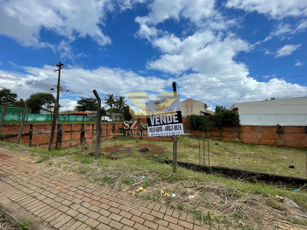 TERRENO DE ESQUINA À VENDA COM 915M² NO JARDIM IPÊ, FOZ DO IGUAÇU- PR