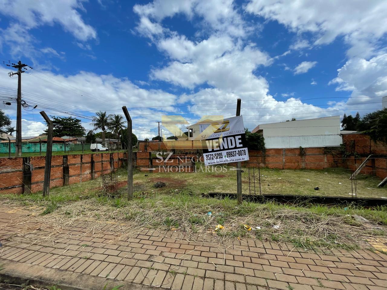 TERRENO DE ESQUINA À VENDA COM 915M² NO JARDIM IPÊ, FOZ DO IGUAÇU- PR