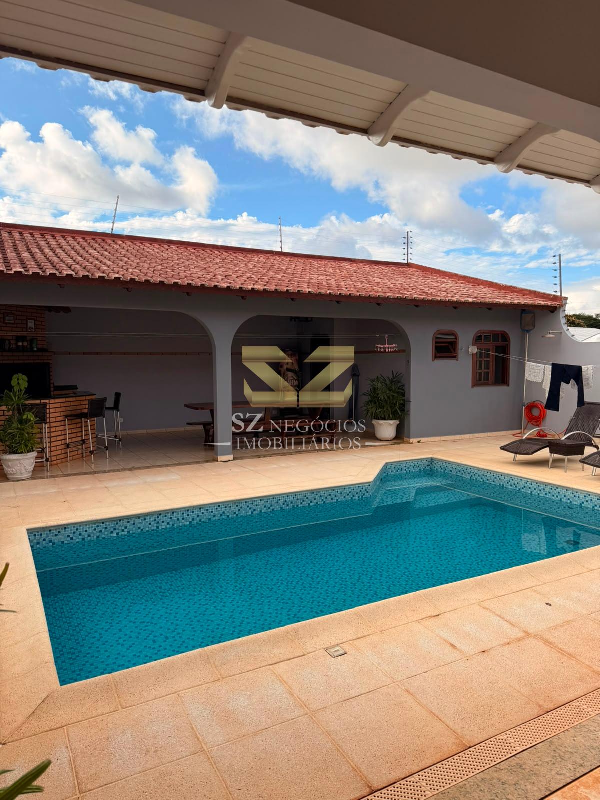 CASA  À VENDA COM 03 DORMITÓRIOS - JARDIM APORÃ, FOZ DO IGUAÇU - PR