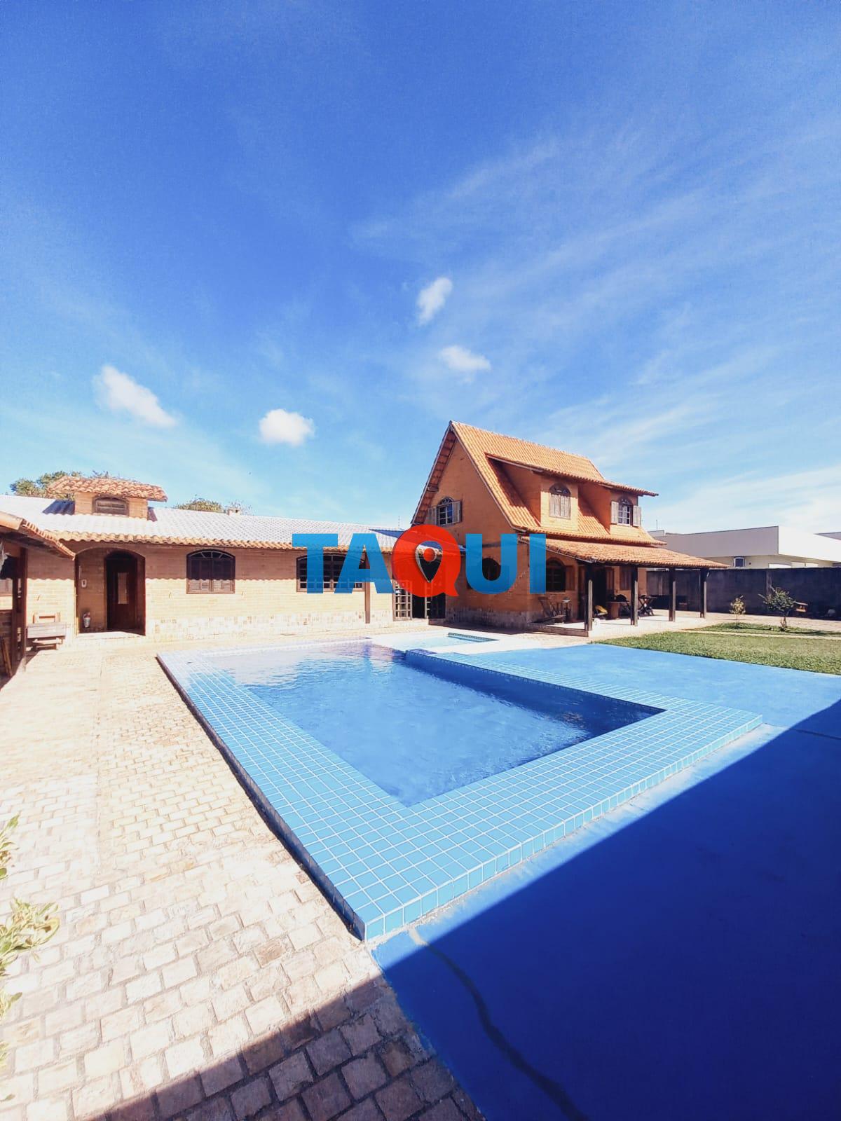 Piscina e casa