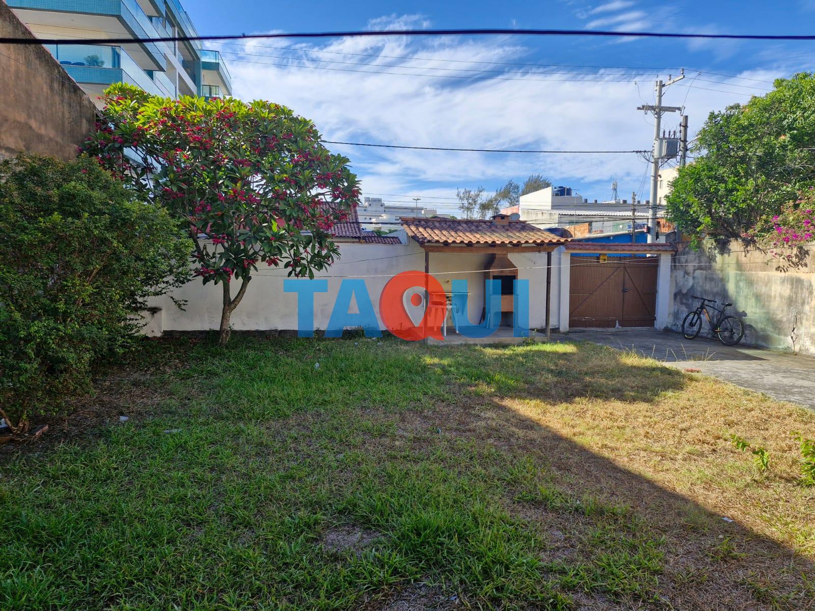 Casa independente à venda de 8 quartos, 500m da praia do Forte - Cabo Frio RJ
