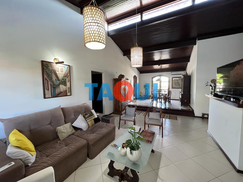 Casa à venda, com 3 quartos, sendo 1 suíte  no Parque Hotel, ARARUAMA - RJ