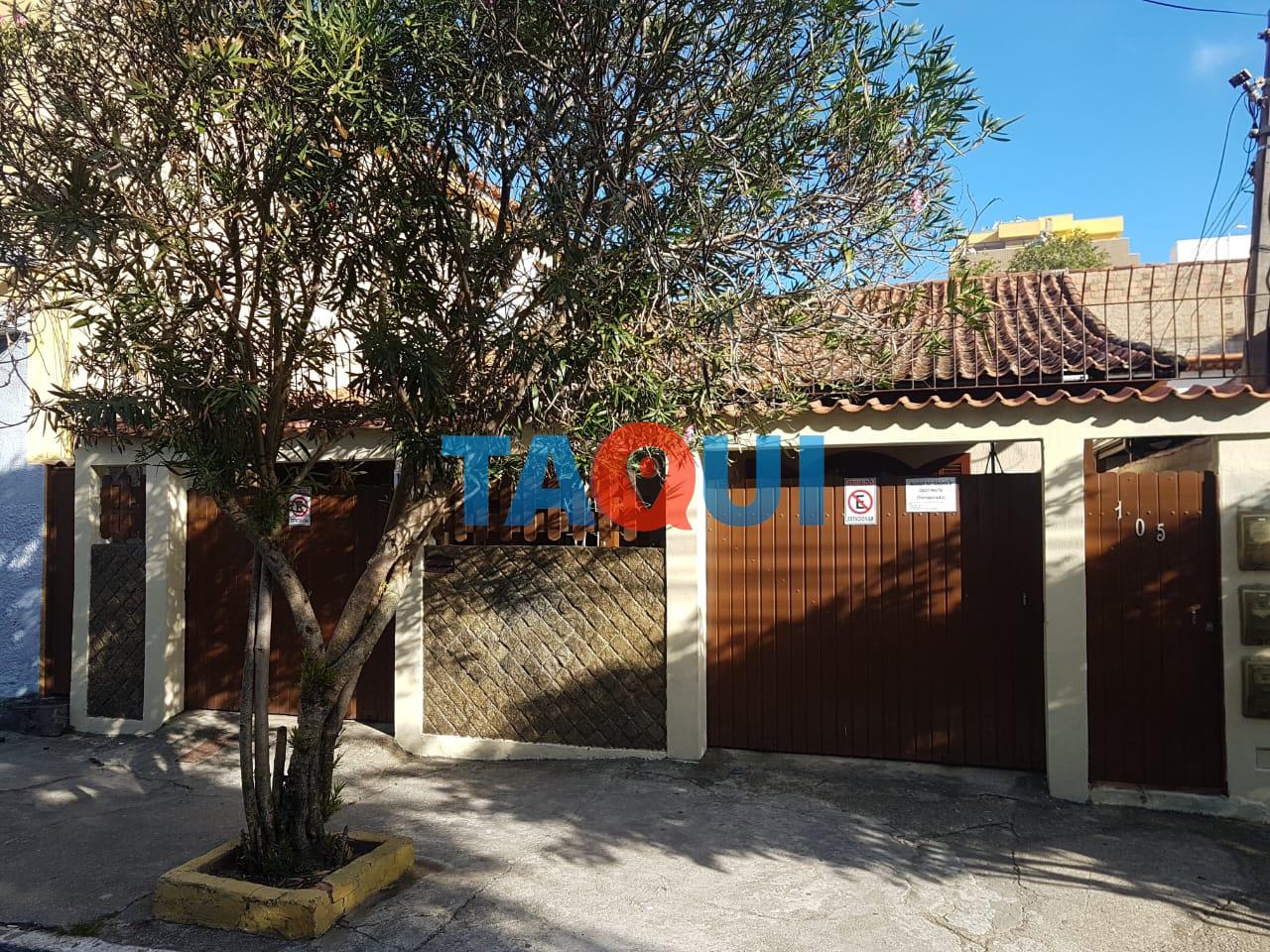 CASA À VENDA COM 2 QUARTOS, SENDO 1 SUÍTE NO CENTRO  EM CABO FRIO - RJ