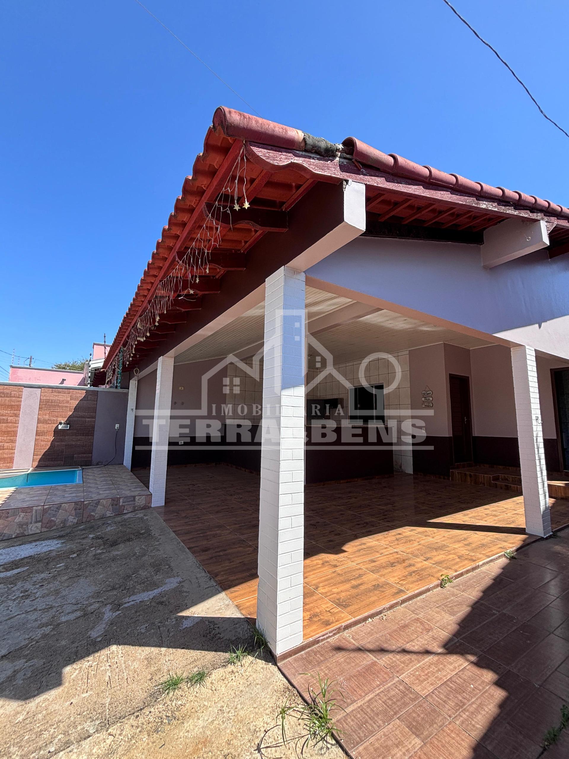 CASA Á VENDA BAIRRO CENTRO COM PISCINA PEQUENA , 2 QUARTOS SENDO 1SUITE, 3 BANHEIROS, LAVANDERIA NOS