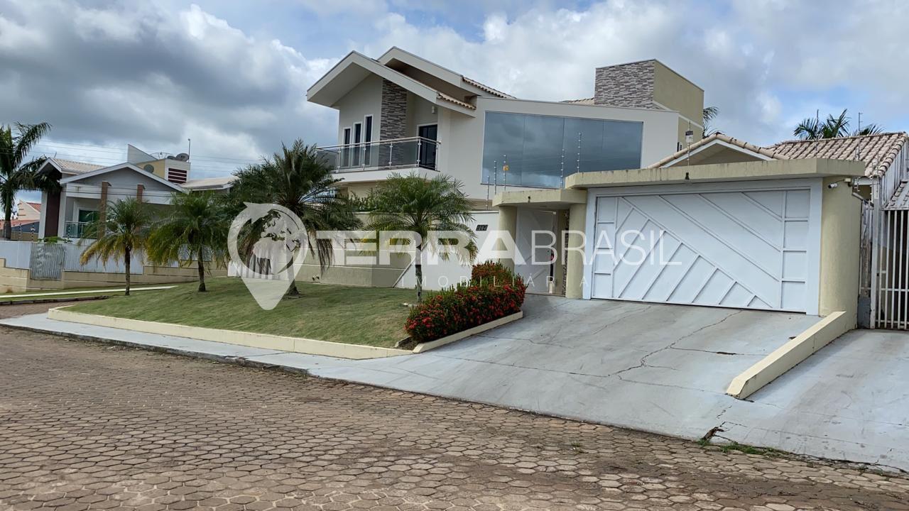 Sobrado com 3 Su?tes, 922m  de Terreno e Piscina Aquecida no B...