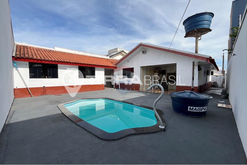 Casa com 3 quartos sendo 1 Suíte e  Piscina no Bairro Parque A...