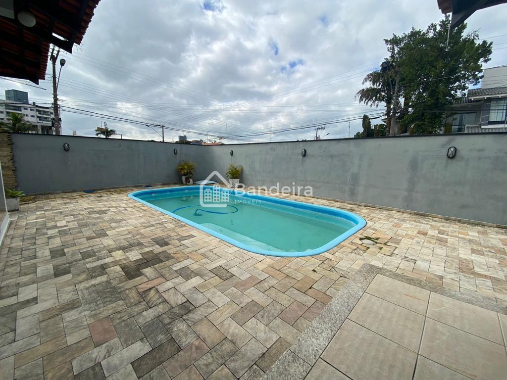 Casa de esquina localização estratégica Piscina  Salão de fest...