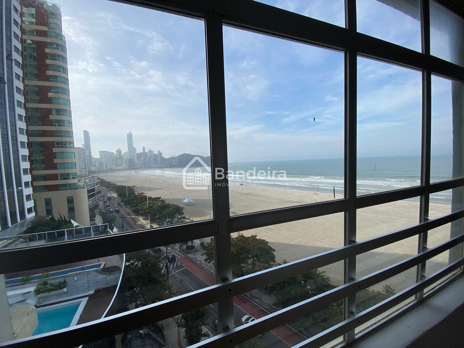 Atravessar a rua e desfrutar de um lindo dia de sol na praia c...