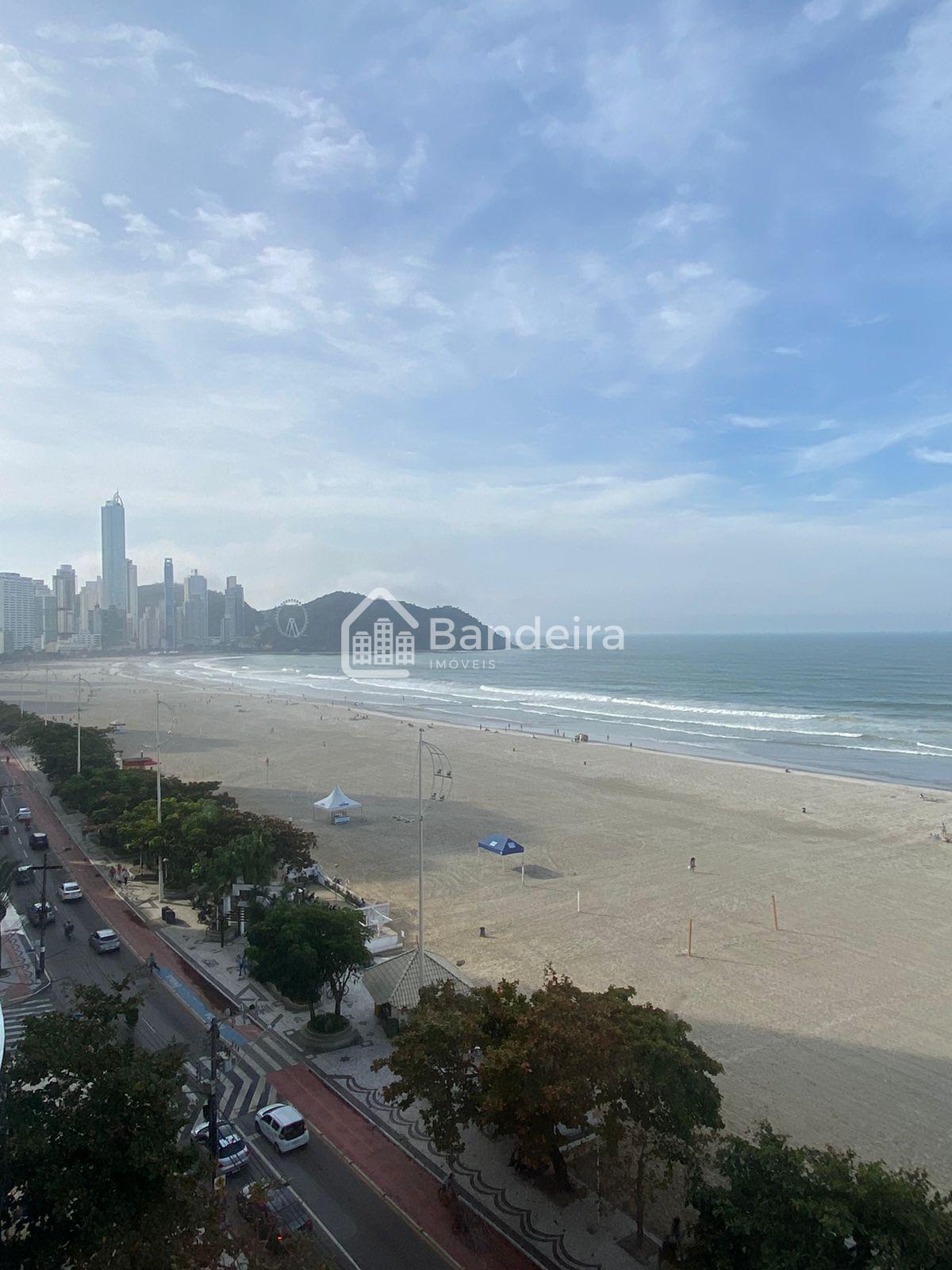 Atravessar a rua e desfrutar de um lindo dia de sol na praia c...