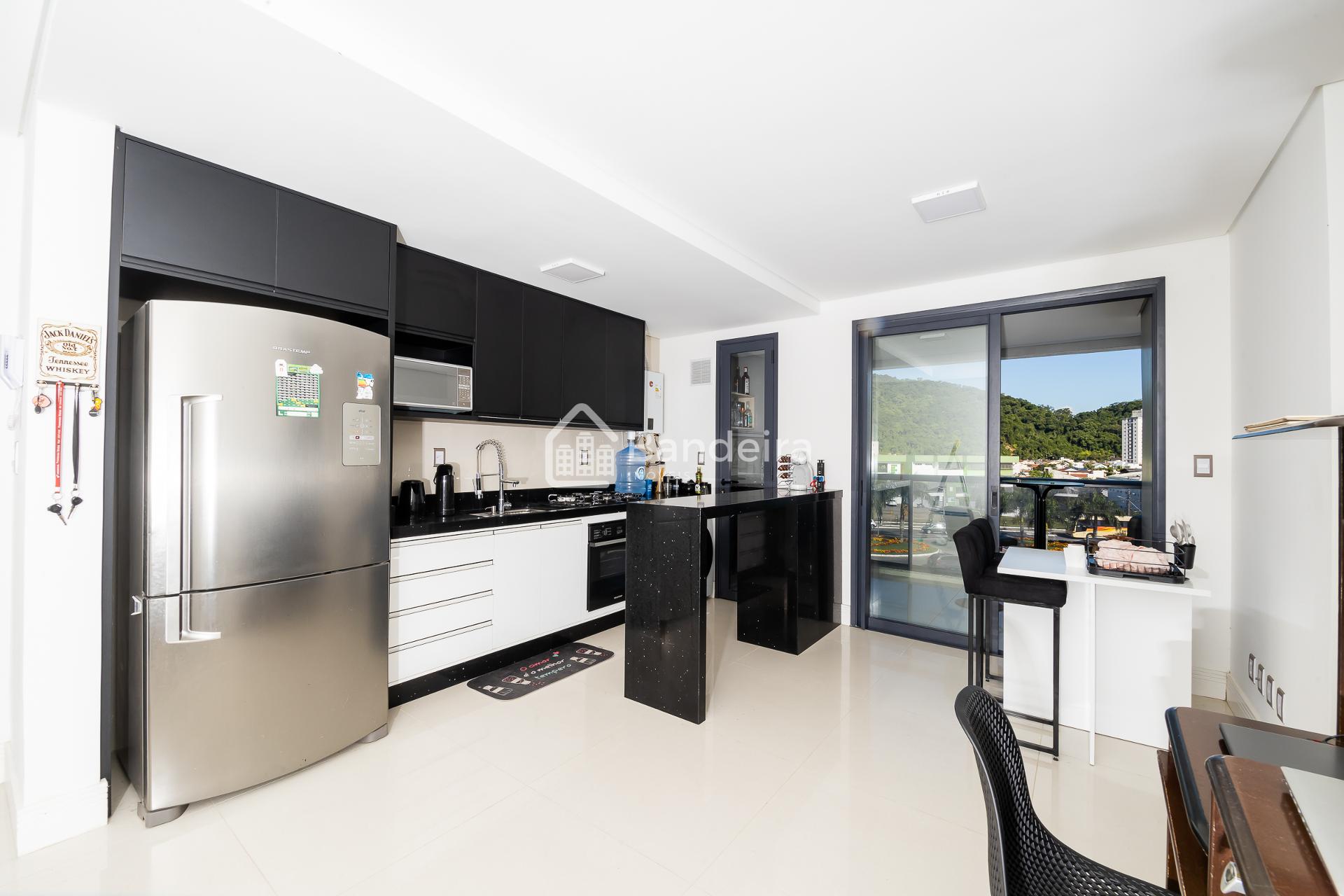 Apartamento de 3 Dormitórios sendo um com suíte sacada no Bair...