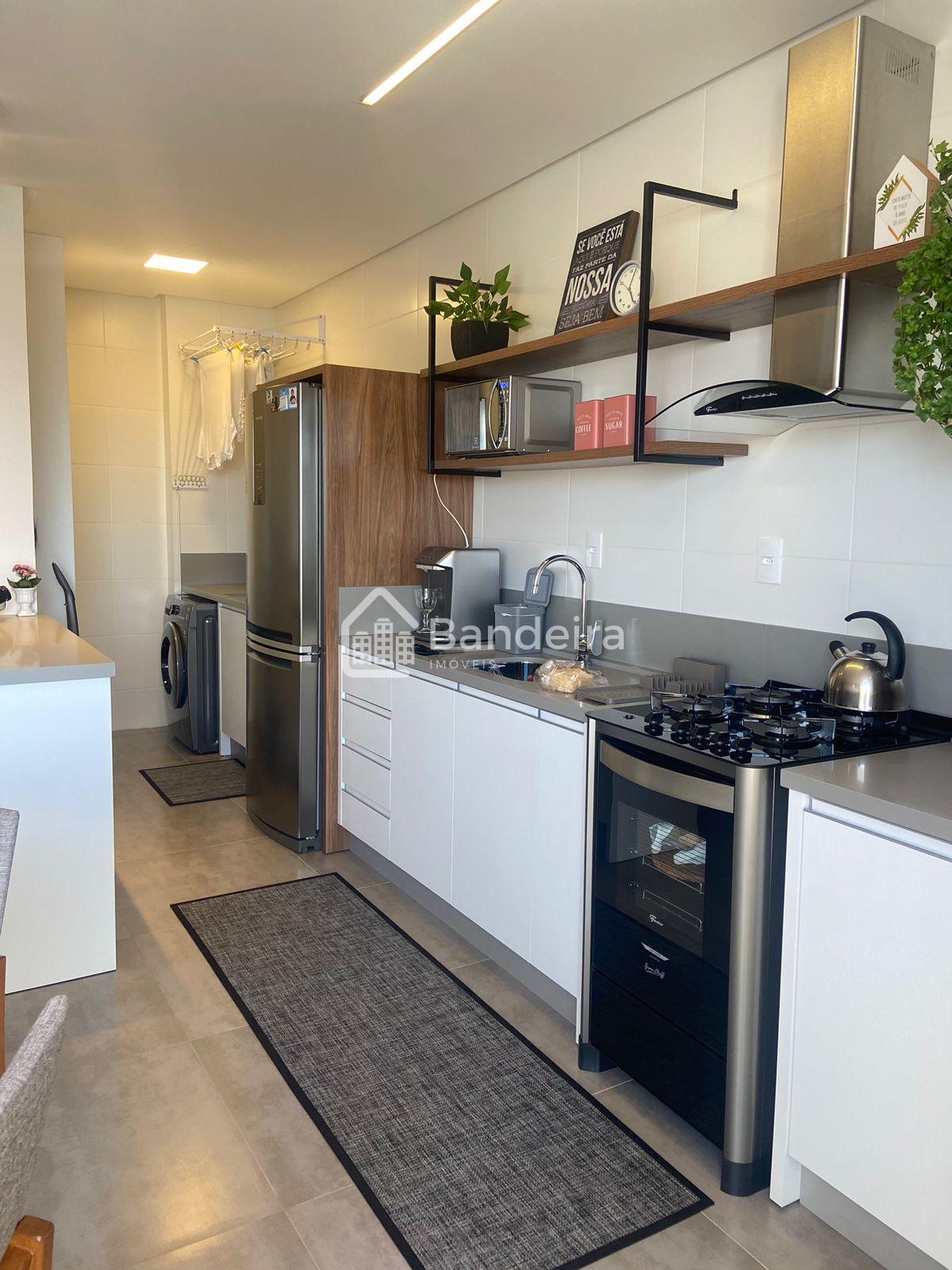 Apartamento Semimobiliado com móveis sob medida contendo 2 suí...