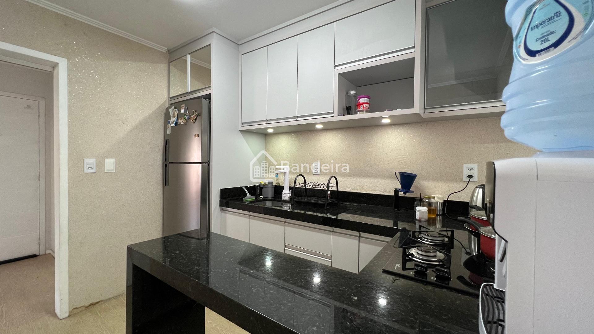 Apartamento semi-mobiliado com 72m privativos próximo ao centr...