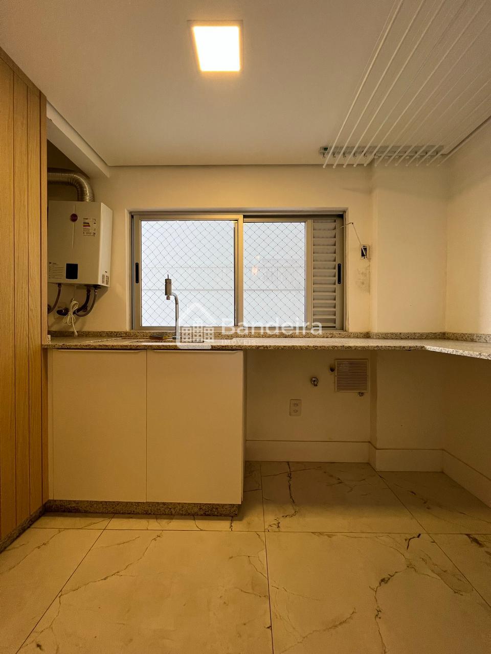 Apartamento de alto padrão semi mobiliado no centro de Itajaí,...