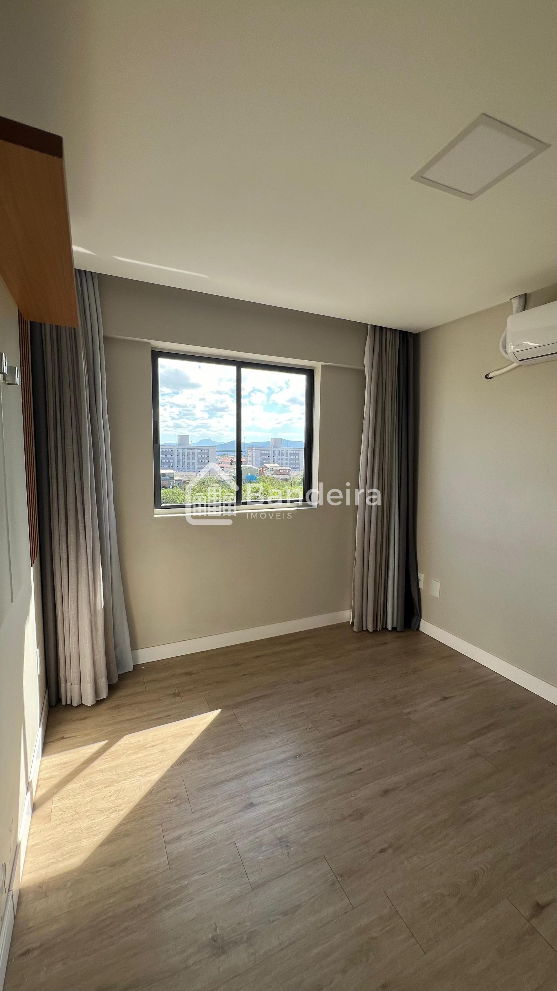 Apartamento amplo e mobiliado no bairro Cordeiros, com um cond...