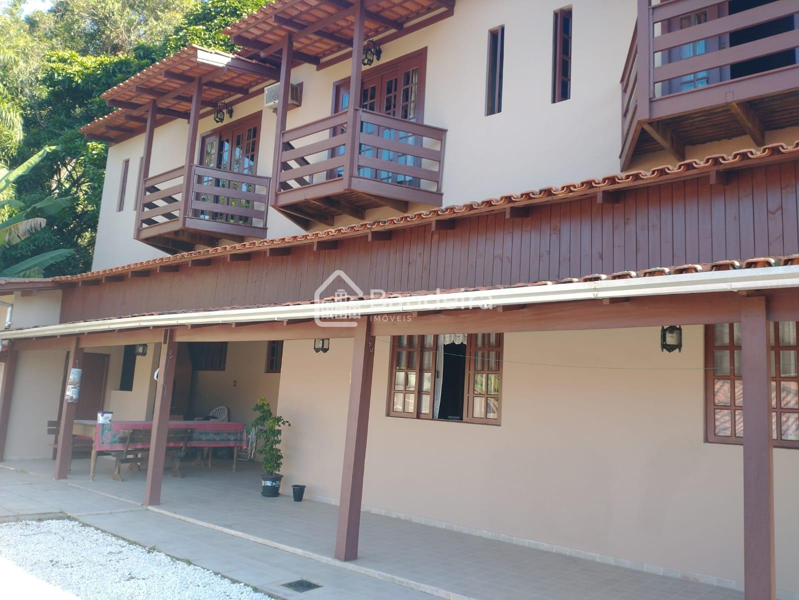 Casa à venda, Cabeçudas, Estilo colonial      na cidade de Itajaí