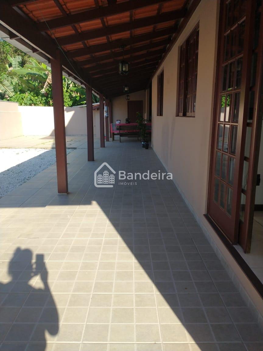 Casa à venda, Cabeçudas, Estilo colonial      na cidade de Itajaí
