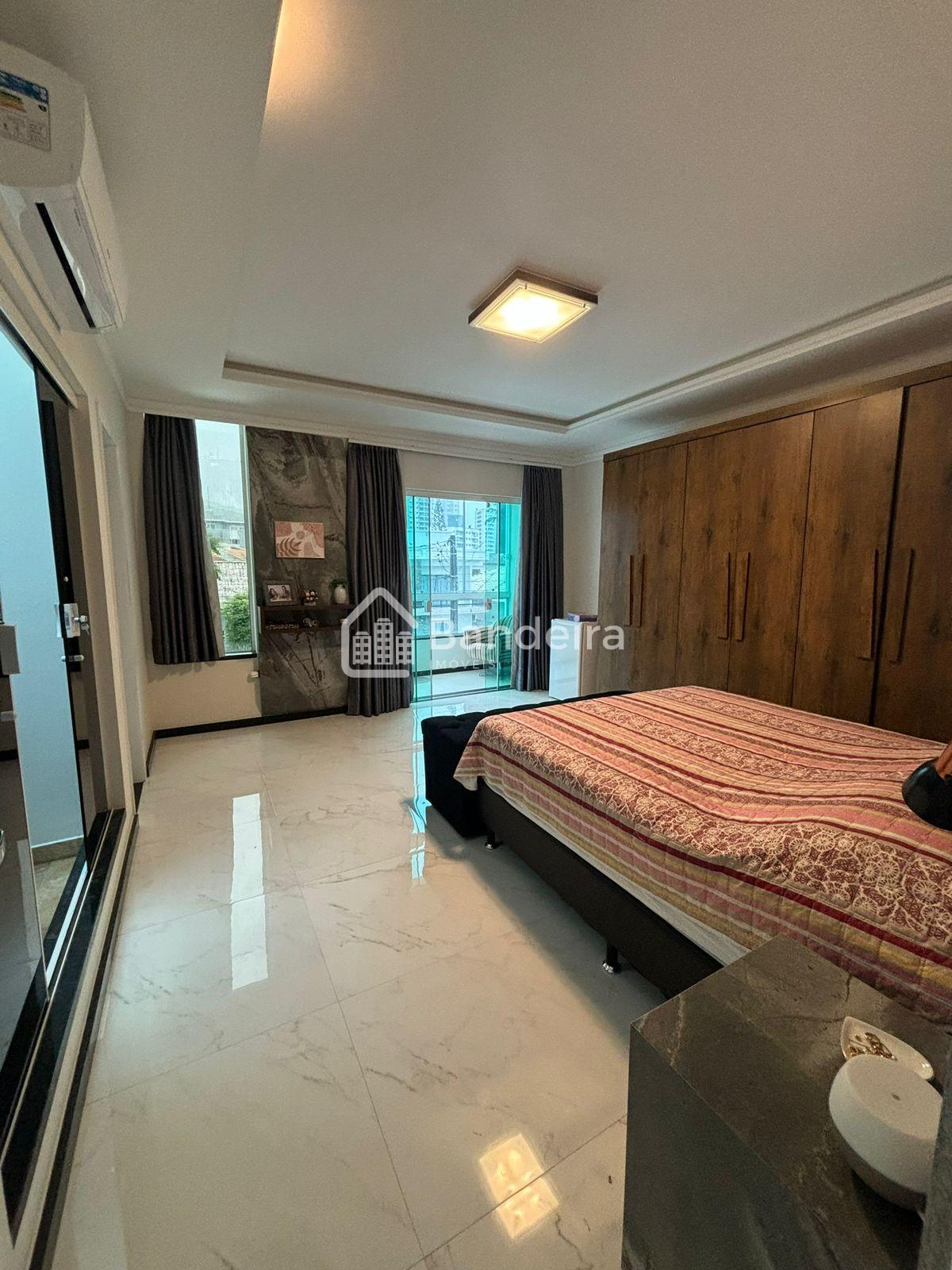 Sobrado à venda, Dom Bosco, ITAJAI - SC mobiliado com 3 dormit...