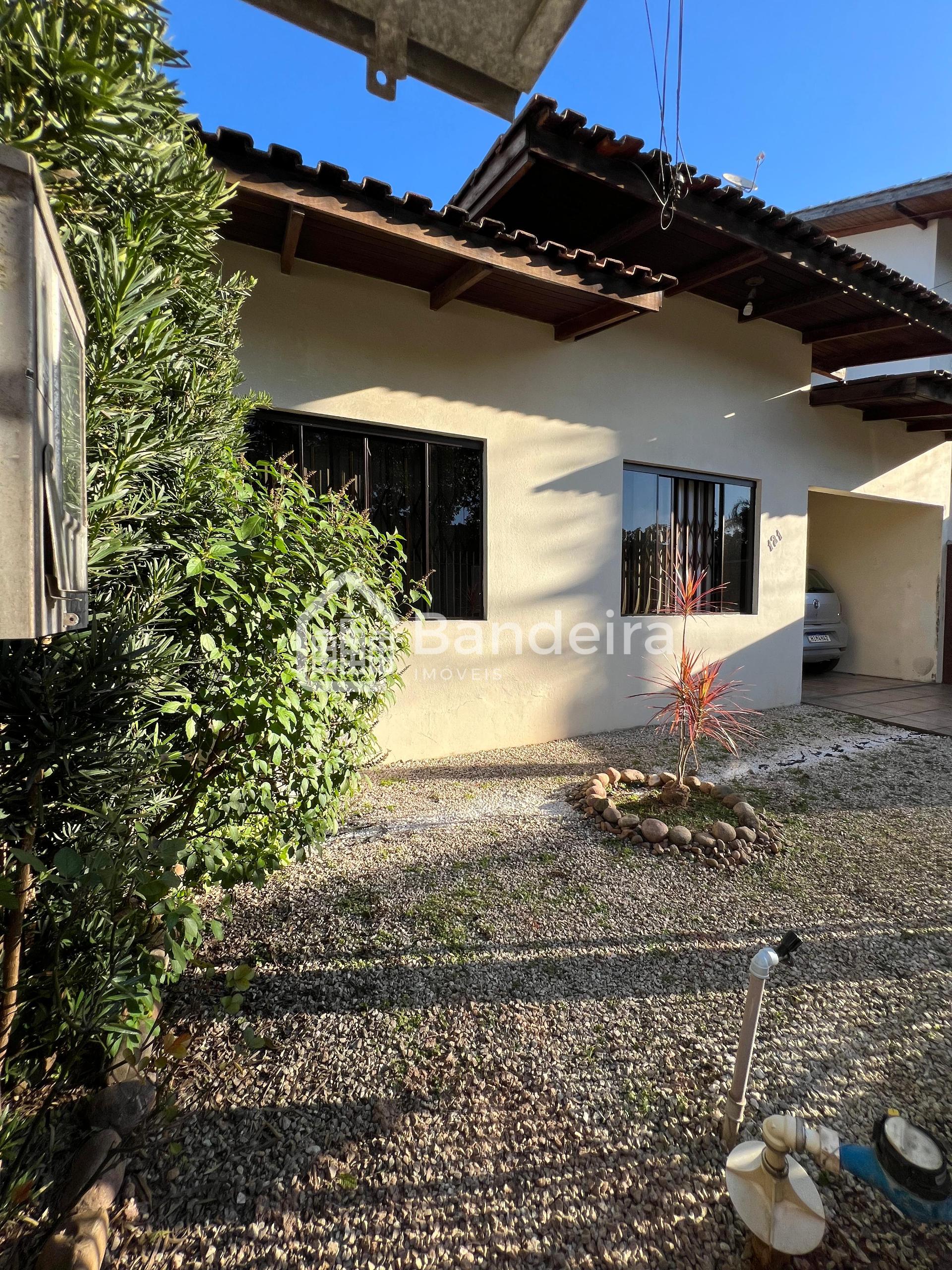 Casa com ótima localização, no bairro São João ACEITA FINANCIA...