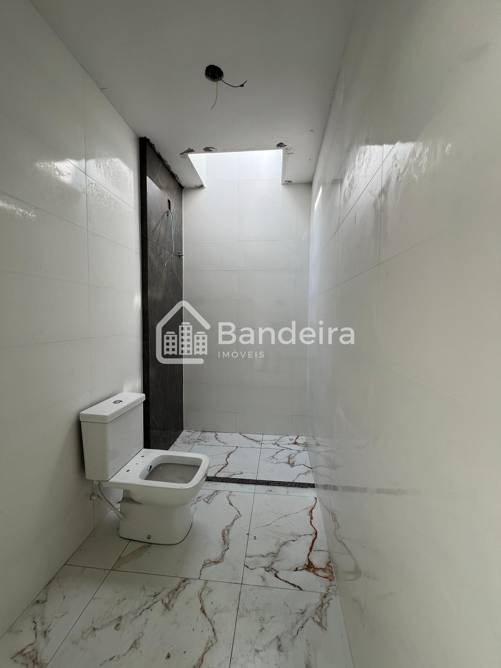 Sobrado a venda com três quartos sendo um suíte, pátio, duas v...