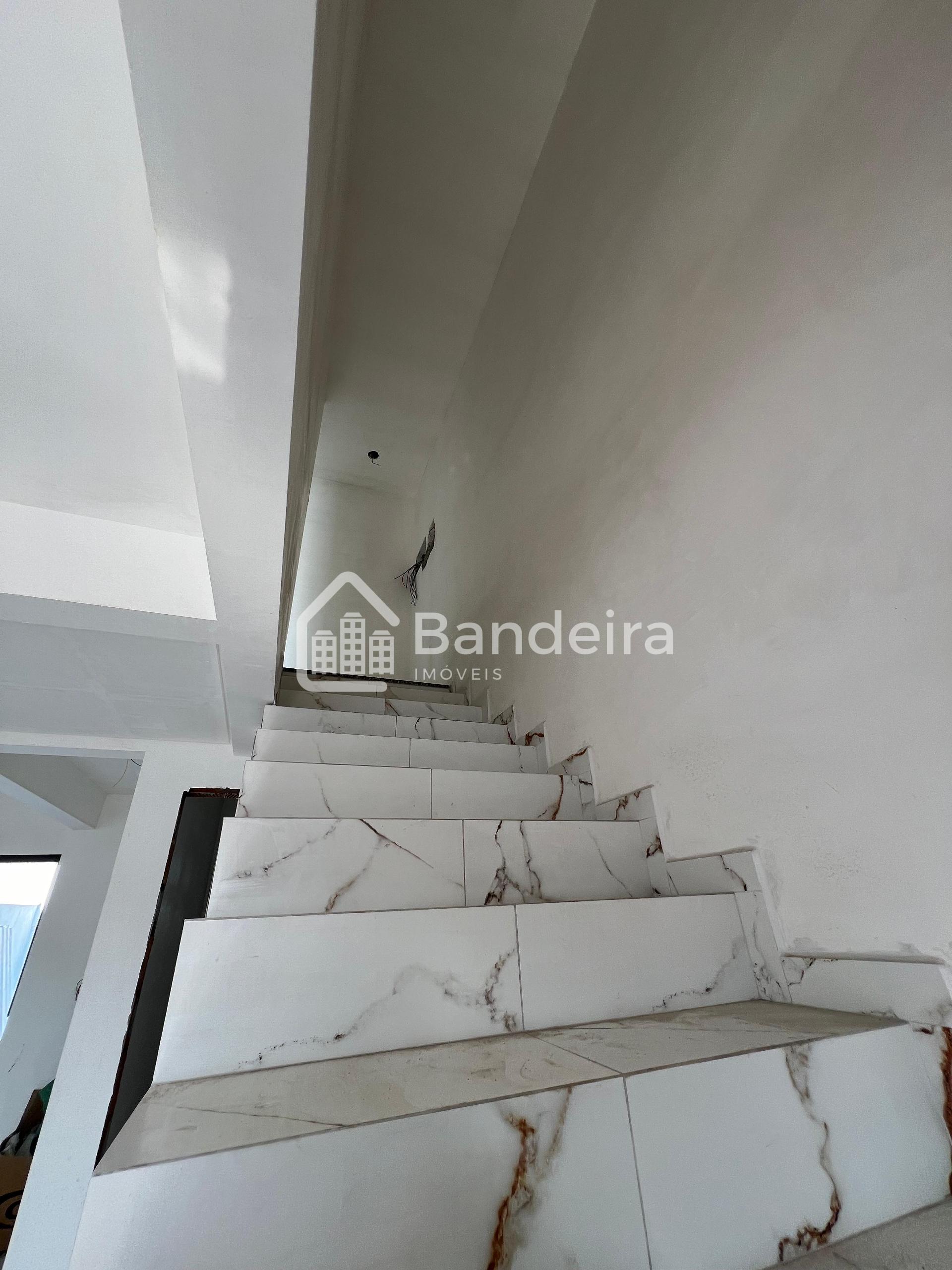 Sobrado a venda com três quartos sendo um suíte, pátio, duas v...