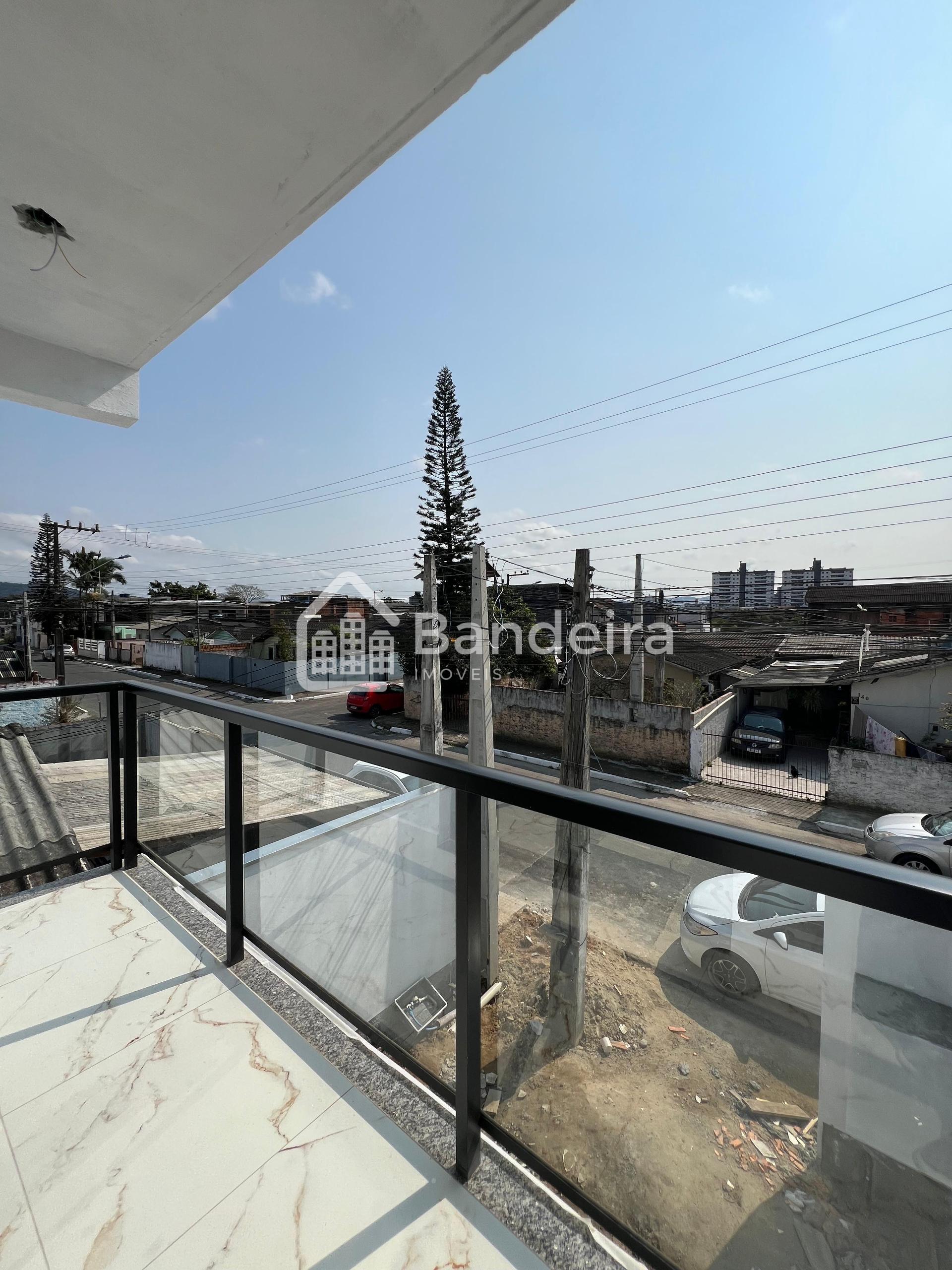 Sobrado a venda com três quartos sendo um suíte, pátio, duas v...