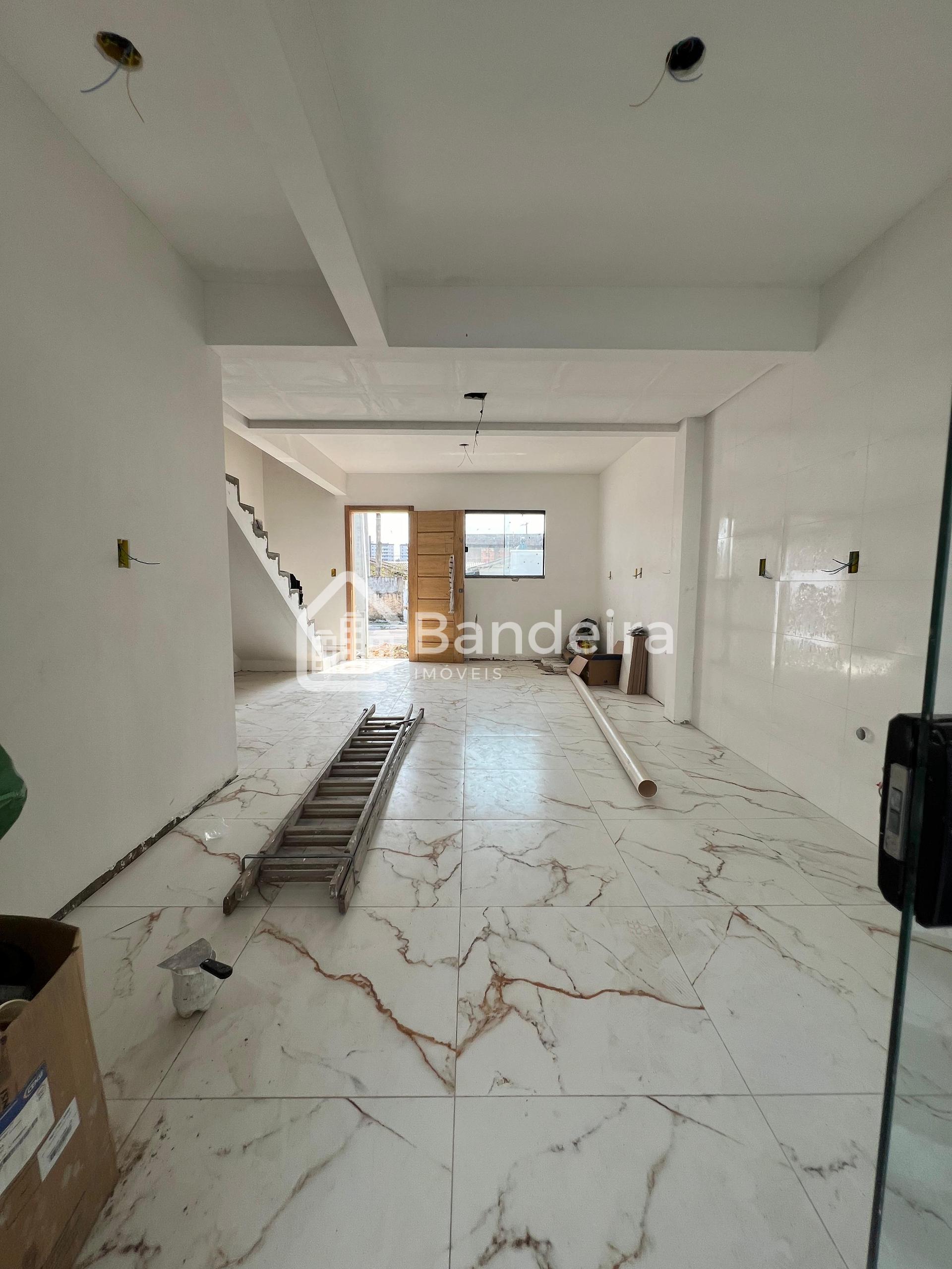 Sobrado a venda com três quartos sendo um suíte, pátio, duas v...