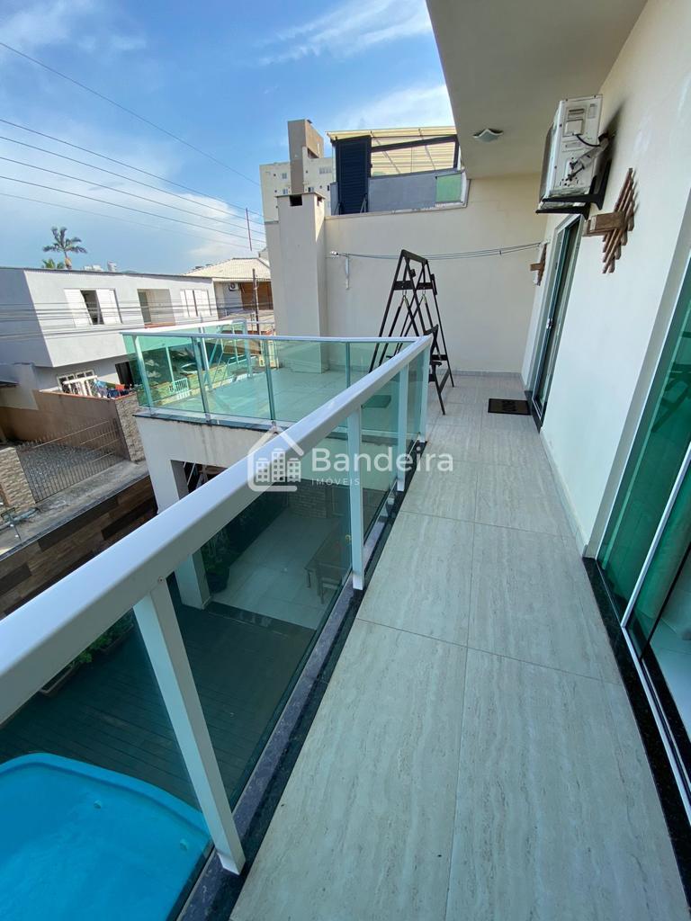 Casa à venda, São João, ITAJAI com tres quartos mais uma suíte...