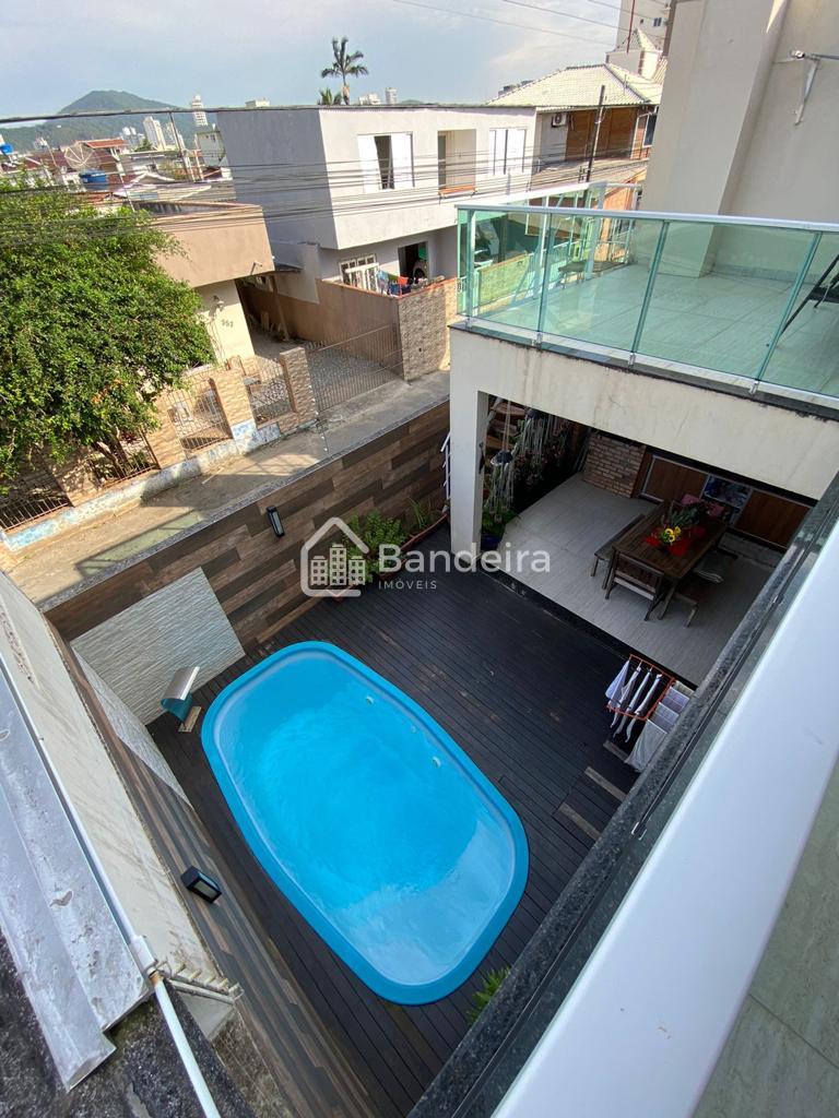 Casa à venda, São João, ITAJAI com tres quartos mais uma suíte...