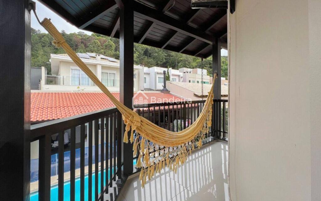 Casa com piscina e área de festas à venda, bairro seguro e res...