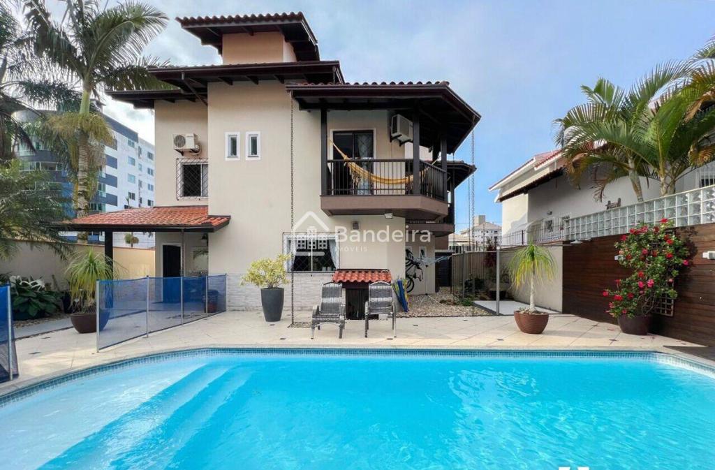 Casa com piscina e área de festas à venda, bairro seguro e res...