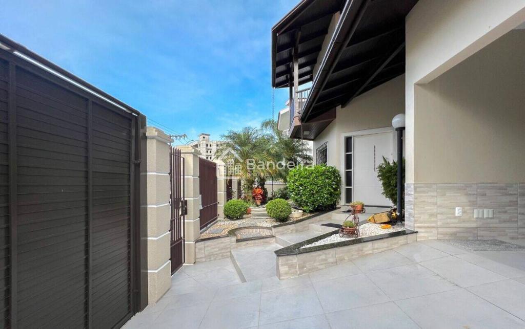 Casa com piscina e área de festas à venda, bairro seguro e res...